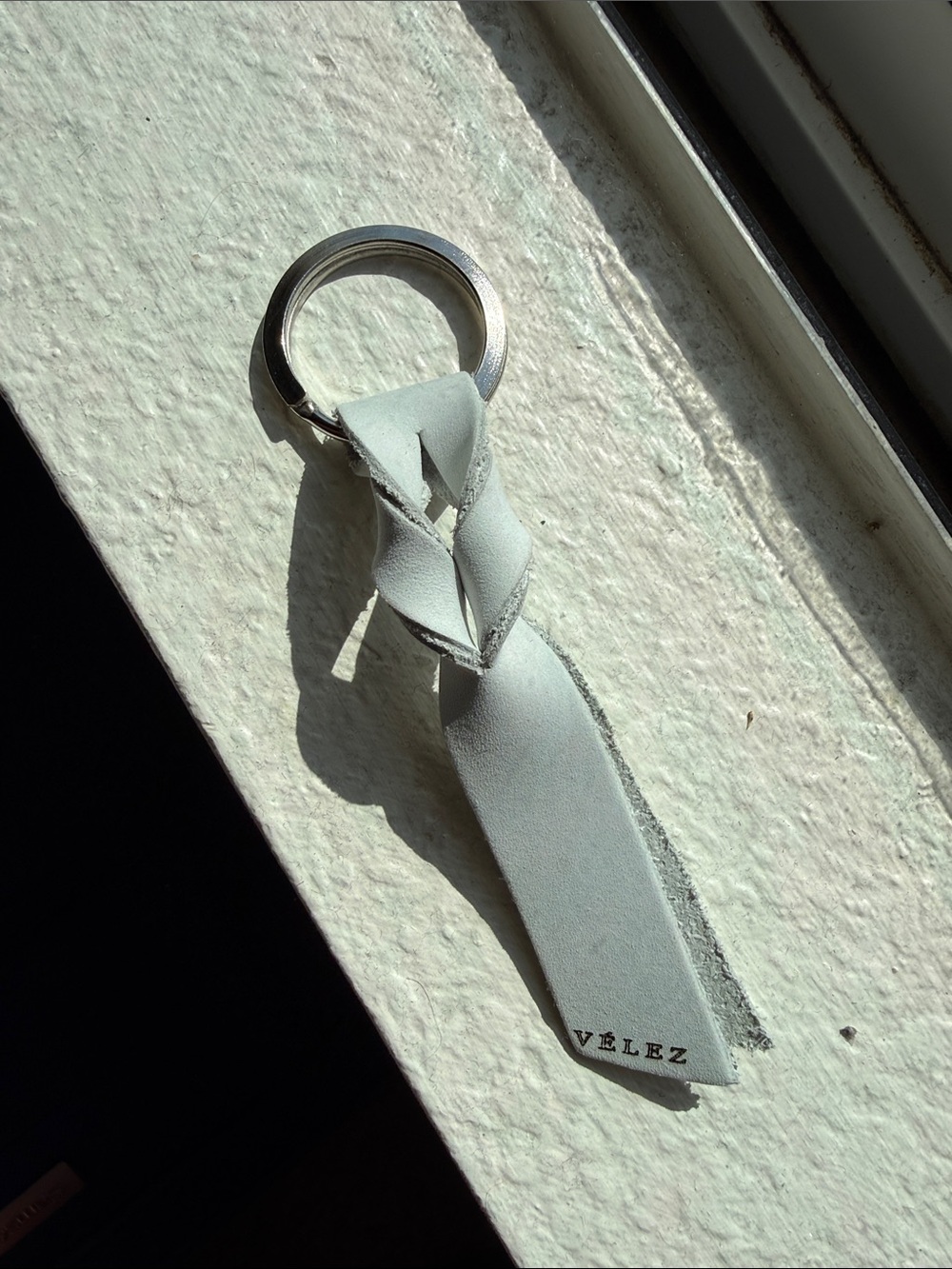 Vélez Leather Knot Keychain in Light Gray